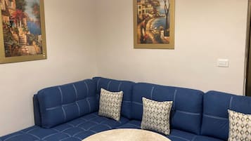 Apartment, 1 Bedroom, Accessible, Smoking | Living area