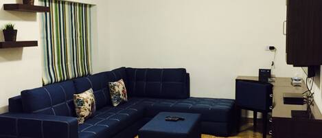 Apartment, 1 Bedroom, Accessible, Smoking | Living area