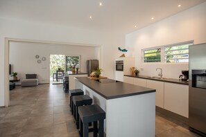 Private kitchen - Casa Maria Curacao. Luxury 6 Bedroom Villa Next to Supermarket & Jan Thiel Beach (Jan Thiel)