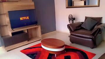 Appartement, 2 chambres, fumeurs, balcon | Salle de séjour | Télévision