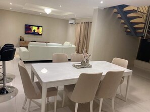 Apartamento, 3 quartos, sacada, vista para a cidade | Opções para refeição