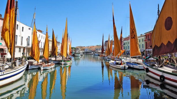 A canal lined with boats and buildings. - Hotel Sara - 2 Guests Room - n 13 (Cesenatico)