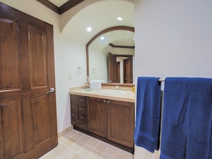 Bathroom - "ocean Front Condo In Peaceful, Gated Community" (Jacó)