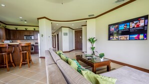 Living area - "ocean Front Condo In Peaceful, Gated Community" (Jacó)