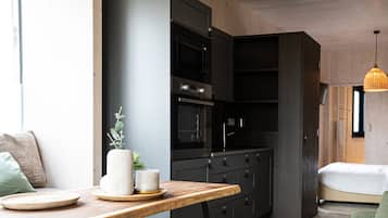 Micro-ondes, cafetiÚre/bouilloire, bouilloire électrique, chaise haute