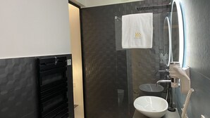 A modern bathroom with a glass shower enclosure, a white sink, and a towel rack. - Room in B&B - B&B Kreart Suite & Rooms (Crotone)