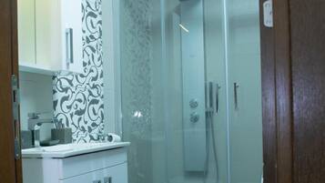 Apartment, 2 Bedrooms, Accessible, Smoking | Bathroom