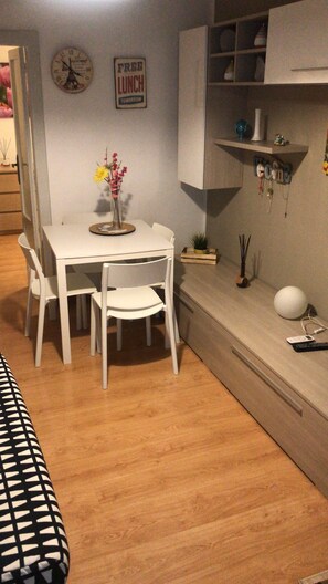 Apartment, 1 Bedroom, Smoking, Terrace | Dining room - Relax Home Holiday Home in the Center (Bari)
