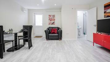 House, 2 Bedrooms, Smoking, Garden View | Living area