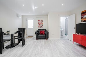 House, 2 Bedrooms, Smoking, Garden View | Interior - Bedford Hospitalsouth Wing4 Guests3 Bedswifi (Bedford)