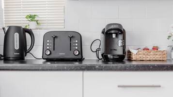 House, 2 Bedrooms, Smoking, Garden View | Private kitchen | Microwave, coffee/tea maker