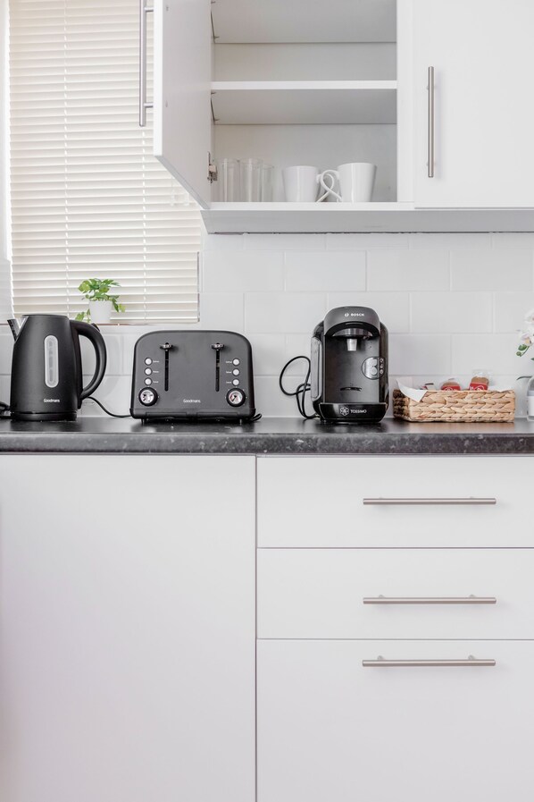 House, 2 Bedrooms, Smoking, Garden View | Private kitchen | Microwave, coffee/tea maker - Bedford Hospitalsouth Wing4 Guests3 Bedswifi (Bedford)