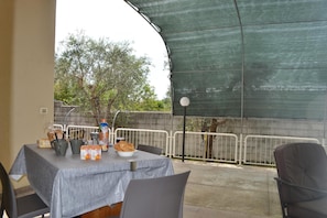 Outdoor dining - Villa for Holidays by the sea and in the Countryside and Near the Beaches of San Foca (Melendugno)