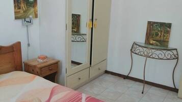 Shared Dormitory, 1 Bedroom, Smoking, Balcony | 1 bilik tidur, Wi-fi