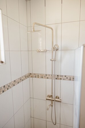 Studio, barrierefrei, Gartenblick | Badezimmer