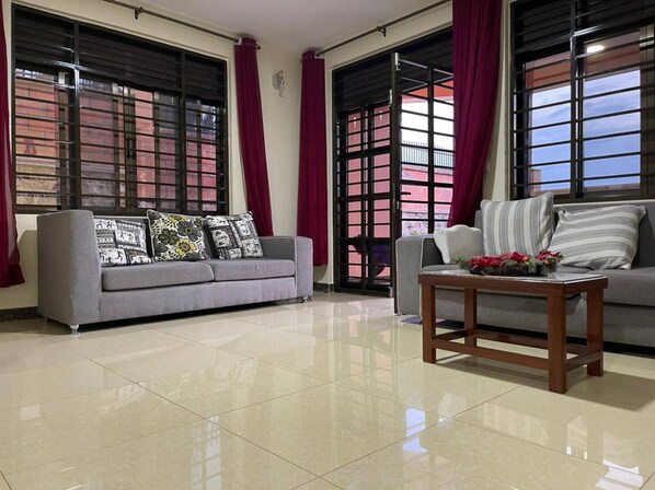 Dormitorio compartido, 1 habitación, balcón, vista al jardín | Interior
