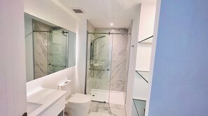 Apartment, 2 Bedrooms, Accessible, Smoking | Bathroom