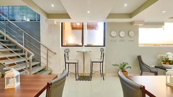 Room, 1 Bedroom, Smoking, City View | Living area