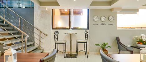 Room, 1 Bedroom, Smoking, City View | Living area