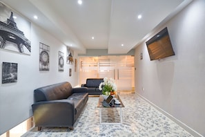 Room, 1 Bedroom, Smoking, City View | Living area