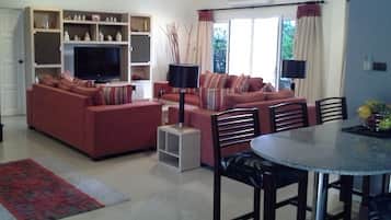 Vila, 3 kamar tidur, kolam renang pribadi, pemandangan kebun | Ruang keluarga | TV, pemutar DVD, dan buku