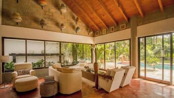 Villa, 5 Bedrooms, Accessible, Smoking | Living room