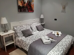 2 bedrooms, travel cot, bed sheets - Ca Marco Polo Tourist Apartment (Venice)