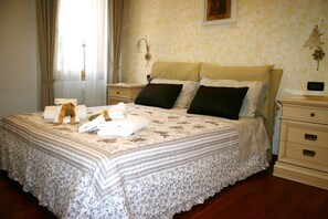 2 bedrooms, travel cot, bed sheets - Ca Marco Polo Tourist Apartment (Venice)