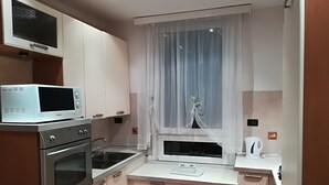Coffee/tea maker, stovetop, dishwasher, electric kettle - Ca Marco Polo Tourist Apartment (Venice)