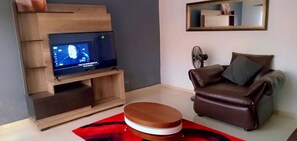 Apartemen, 3 kamar tidur, Boleh Merokok, balkon | Ruang keluarga | TV