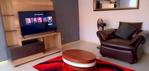 Apartament, 3 dormitoris, fumadors, balcó | Sala d'estar | Televisor