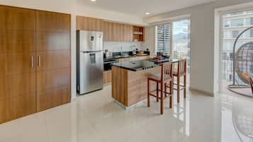 Condo, 2 Bedrooms, Balcony, City View | Private kitchen