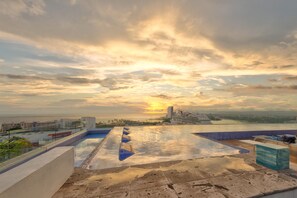 Appart'hôtel, 2 chambres, balcon, vue ville | Piscine | Piscine extérieure