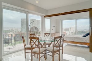 Condo, 2 habitaciones, balcón, vista a la ciudad | Restaurantes