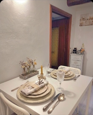 Apartamento, 2 quartos | Sala de jantar