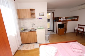 1 bedroom, bed sheets