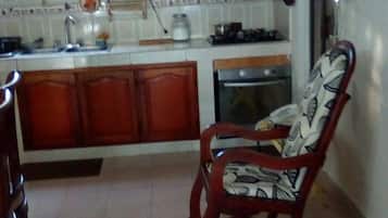 Chambre, 1 chambre, fumeur, balcon | Cuisine privée