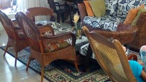 A living room with a sofa, two rocking chairs, a coffee table, and a television. - Room in Guest Room - Green Sea Villa Helen Inn, Kilometer 4 Circunvalar (San Andrés)