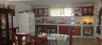 Room in Guest Room - Green Sea Villa Helen Inn, Kilometer 4 Circunvalar