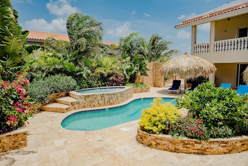 Elegant 2-bedroom Apartment 2 km From Eagle Beach