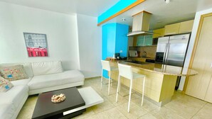 Departamento, 2 habitaciones, para fumadores, balcón | Área de sala de estar