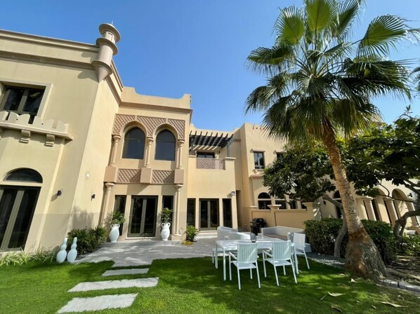 Property grounds - Modern 4 Bedrooms Villa With Pool Cc74 (Dubai)