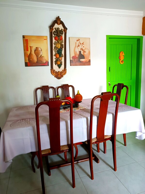 Dortoir partagé, 3 chambres, accessible aux personnes à mobilité réduite, fumeur | Restauration