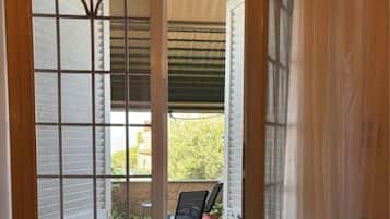 Apartment, 1 Bedroom, Smoking, Garden View | Bahagian dalam