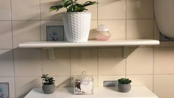 Apartment, 1 Bedroom, Smoking, Garden View | Bathroom