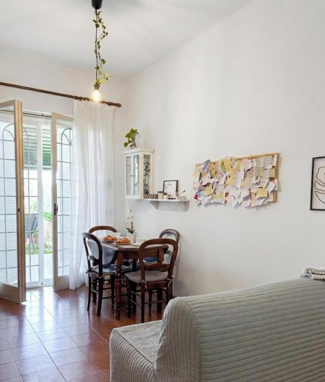 Apartment, 1 Schlafzimmer, Raucher, Gartenblick | Wohnzimmer | Bücher