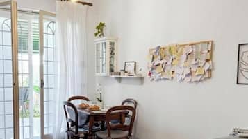 Apartment, 1 Schlafzimmer, Raucher, Gartenblick | Wohnzimmer | Bücher