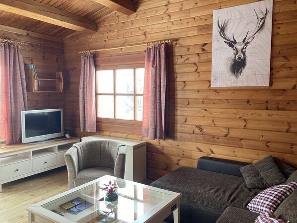 Talo, 2 makuuhuonetta, terassi | Olohuone