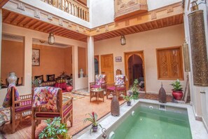 Habitación, 1 habitación, balcón | Alberca | Alberca techada 