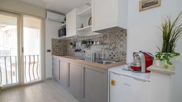 Casa, 1 camera da letto, balcone | Cucina privata | Microonde, macchina per tè/caffè, tavolo da pranzo